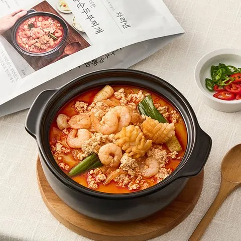 [차려낸] 불맛을 더한 강릉식 짬뽕순두부찌개 - 마켓컬리