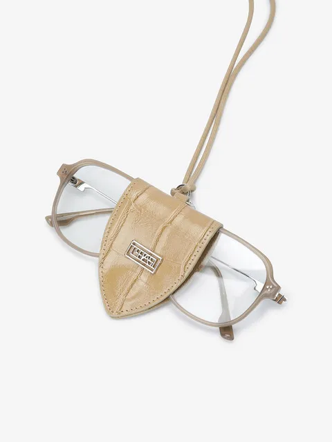 MAGNET LOOP EYEWEAR HOLDER_BEIGE