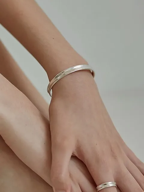 Hollow bangle