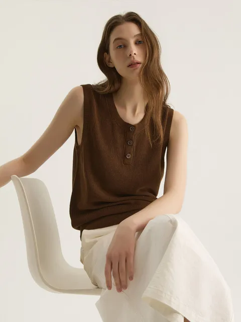 HENLEY NECK SLEEVELESS KNIT - CAMEL