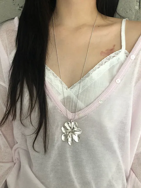 Petal Motion Drop Necklace