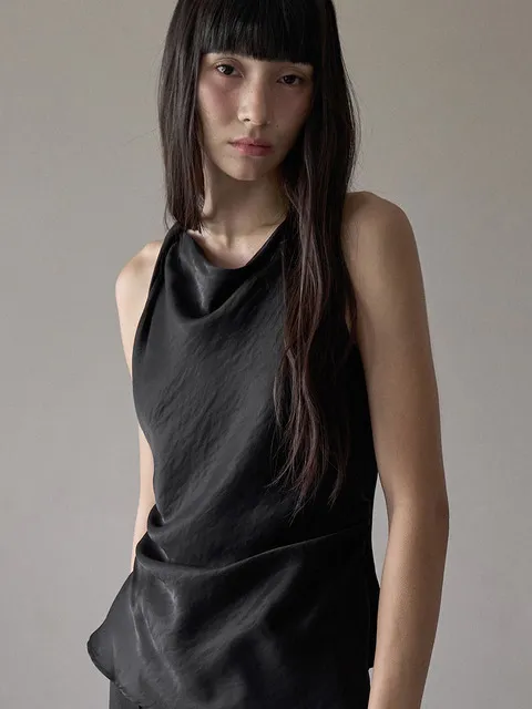 LT530 GLOSSY TANGLE SLEEVELESS DRAPE BLOUSE, BLACK