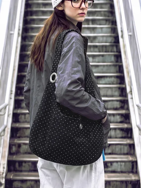 소프트 커브 도트 아일렛 호보백 Soft Curve Dot Eyelet Hobo bag Black