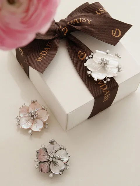 Mother of pearl Flower Cubic Brooch Bb0461