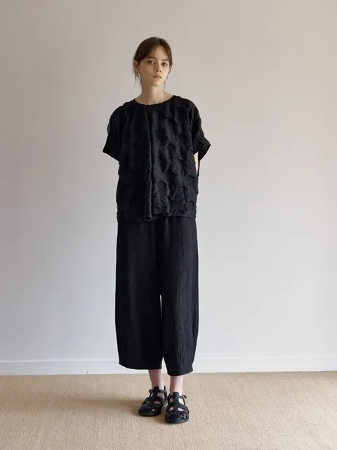 ricco creasy curve pants-BLACK