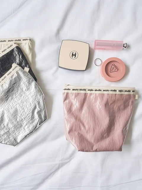 GLOSSY LOGO T POUCH_에이와이오 글로시 로고 티 파우치_APO3000 (6 Colors)