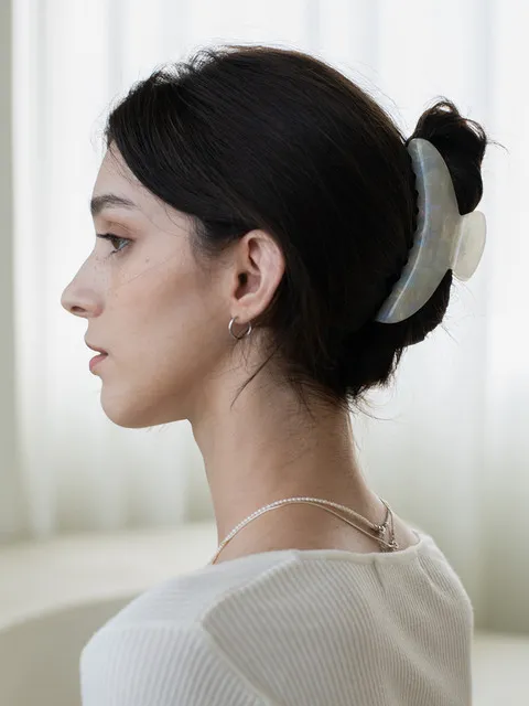 Crescent hair claw clip_Moonlit white